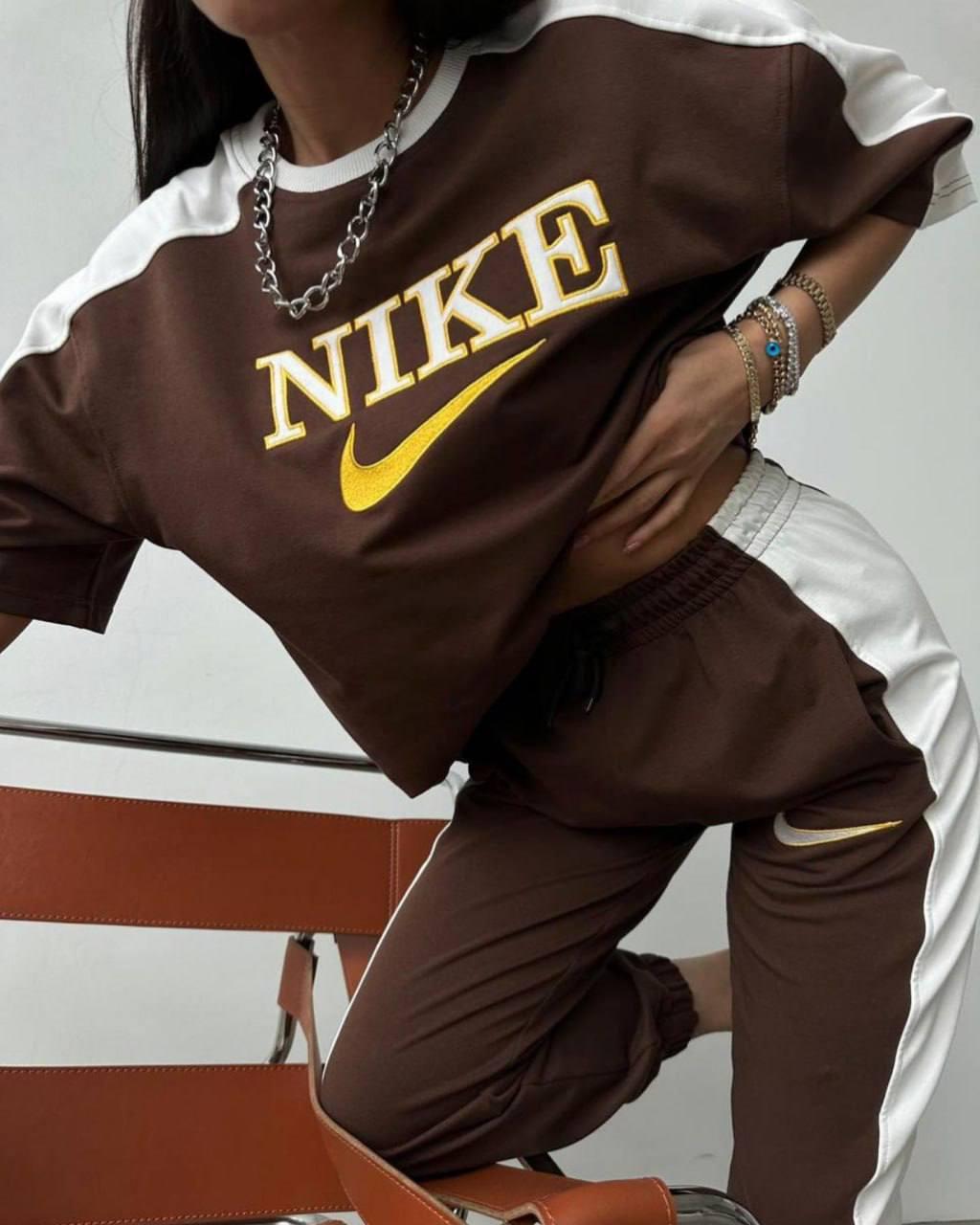 Жіночий спортивний костюм Nike