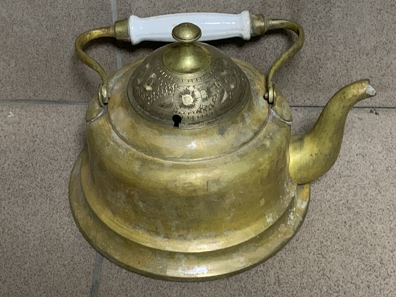 Латунний чайник з керамічною ручкою, декор.