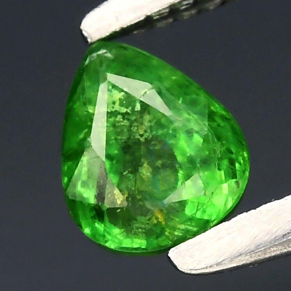 0.26 карат. Природний цаворит гранат крапля