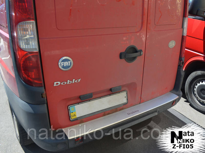 Накладка на задний бампер с загибом Fiat Doblo I / Doblo II Maxi *2004-2010/2010-2022 - фото 1 - id-p442320224