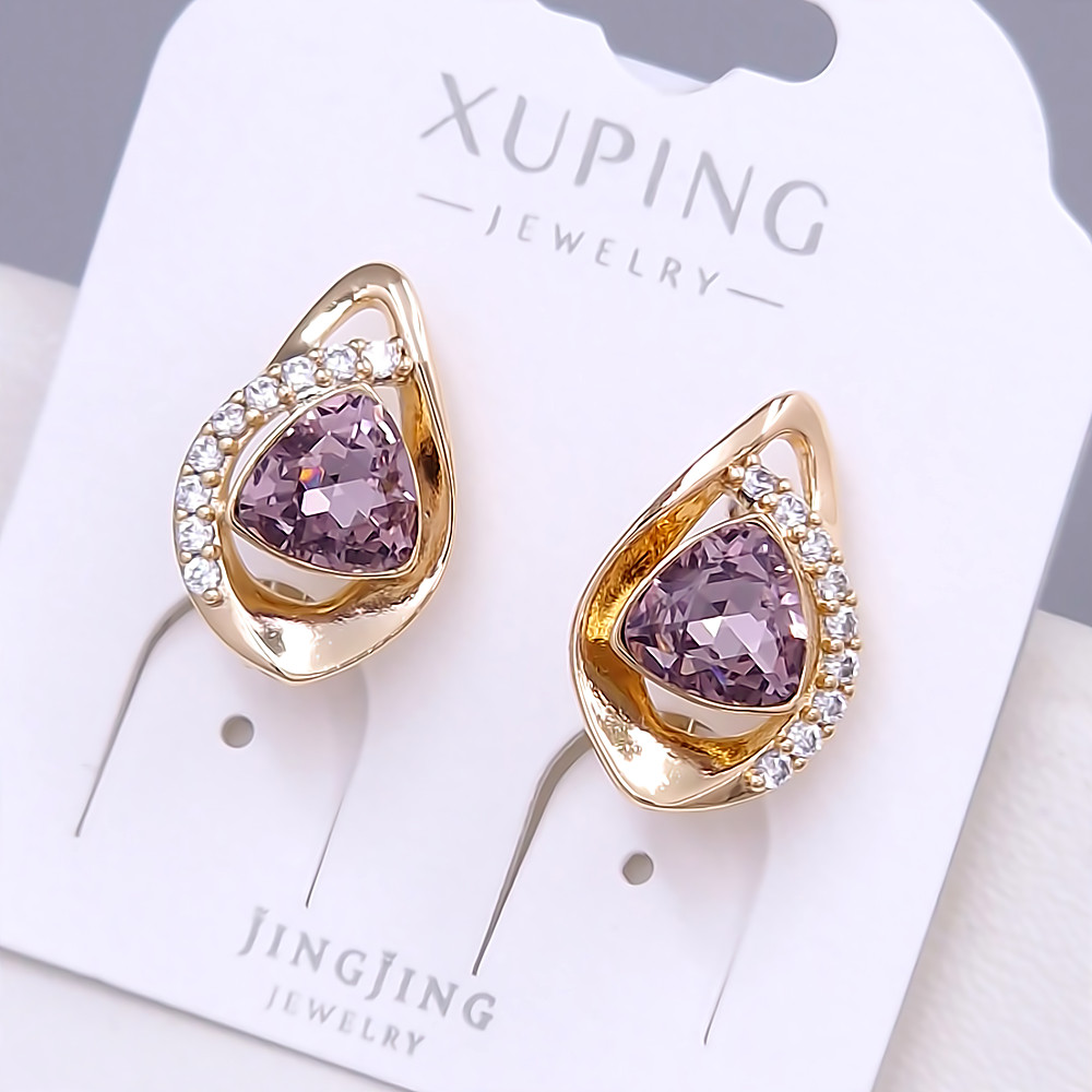 Сережки XР. Позолота 18К. Камені: Swarovski фіолетового кольору та циркон. Довжина: 17 мм. Ширина: 11 мм.