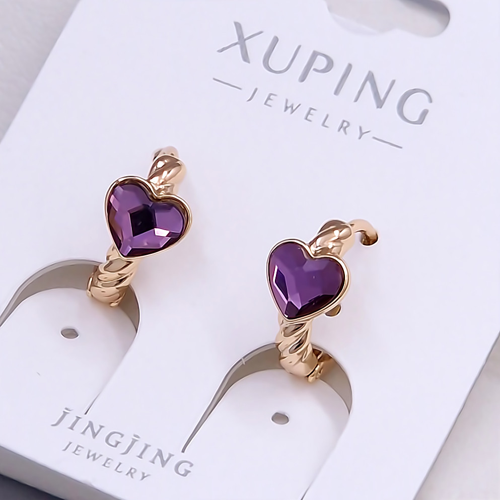 Сережки XР. Позолота 18К. Камені: Swarovski фіолетового кольору. Діаметр: 13 мм. Ширина: 7 мм