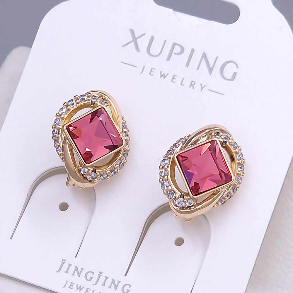 Сережки XР. Позолота 18К. Камені: Swarovski рожевого кольору та циркон. Довжина: 16 мм. Ширина: 11 мм