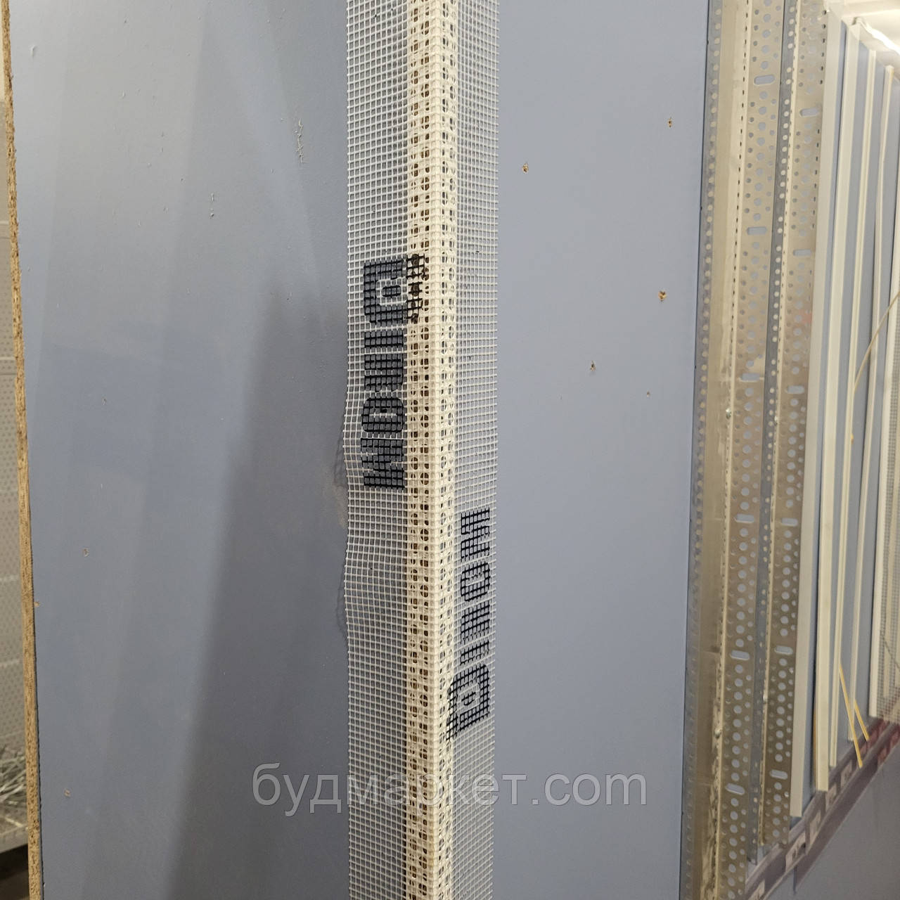 Кутник  пласт. перфорований зі склосіткою 7*7 см 2,5 м (патак.100шт), "Dirom" 70x70 мм
