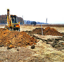 Разработка грунта экскаватором под монолитный ленточный фундамент. 