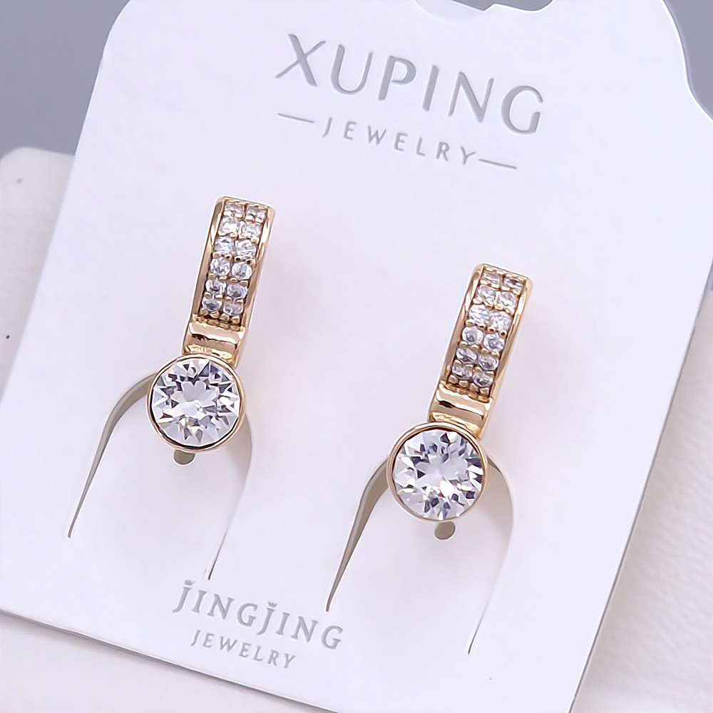 Сережки XР. Позолота 18К. Камені: Swarovski білого кольору та циркон. Довжина: 18 мм. Ширина: 6 мм.