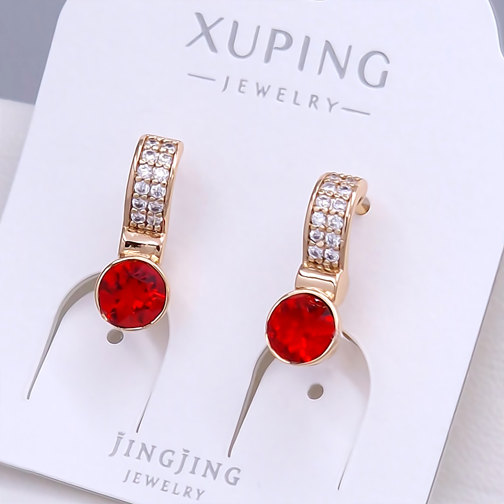 Сережки XР. Позолота 18К. Камені: Swarovski червоного кольору та циркон. Довжина: 18 мм. Ширина: 6 мм.