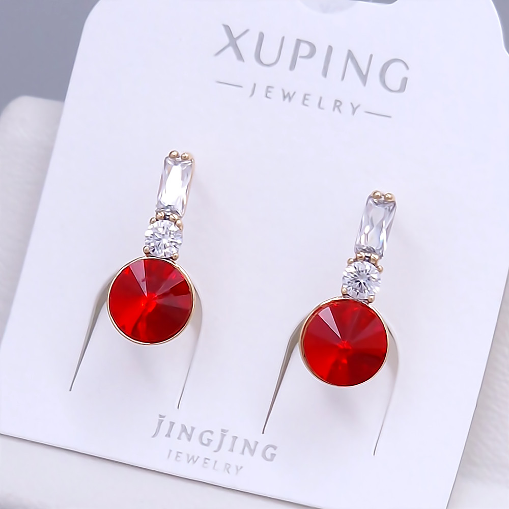Сережки XР. Позолота 18К. Камені: Swarovski червоного кольору та циркон. Довжина: 20 мм. Ширина: 8 мм.