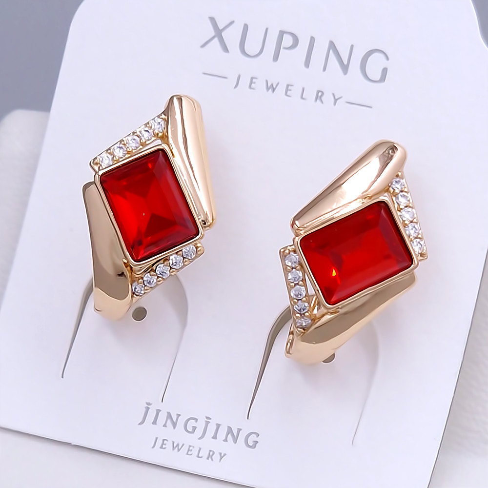 Сережки XР. Позолота 18К. Камені: Swarovski червоного кольору та циркон. Довжина: 20 мм. Ширина: 12 мм.