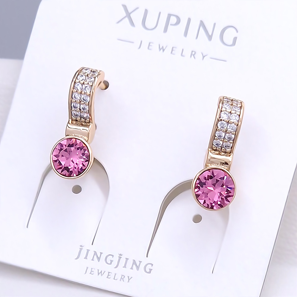 Сережки XР. Позолота 18К. Камені: Swarovski рожевого кольору та циркон. Довжина: 18 мм. Ширина: 6 мм.