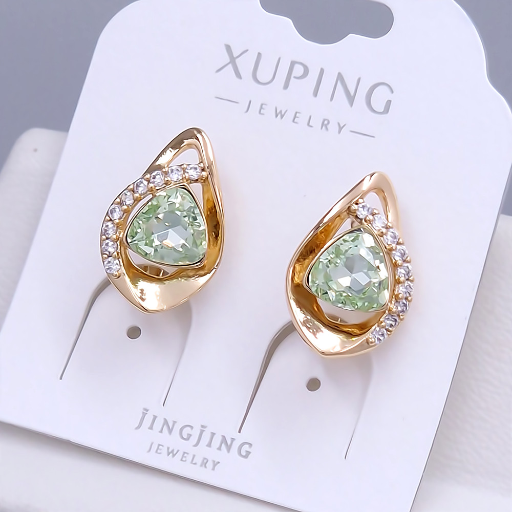 Сережки XР. Позолота 18К. Камені: Swarovski оливкового кольору та циркон. Довжина: 17 мм. Ширина: 11 мм.