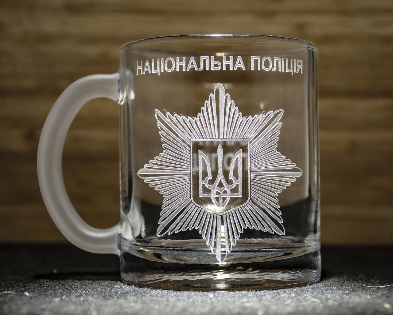 Подарунок для поліцейського - чашка з гравіюванням жетону