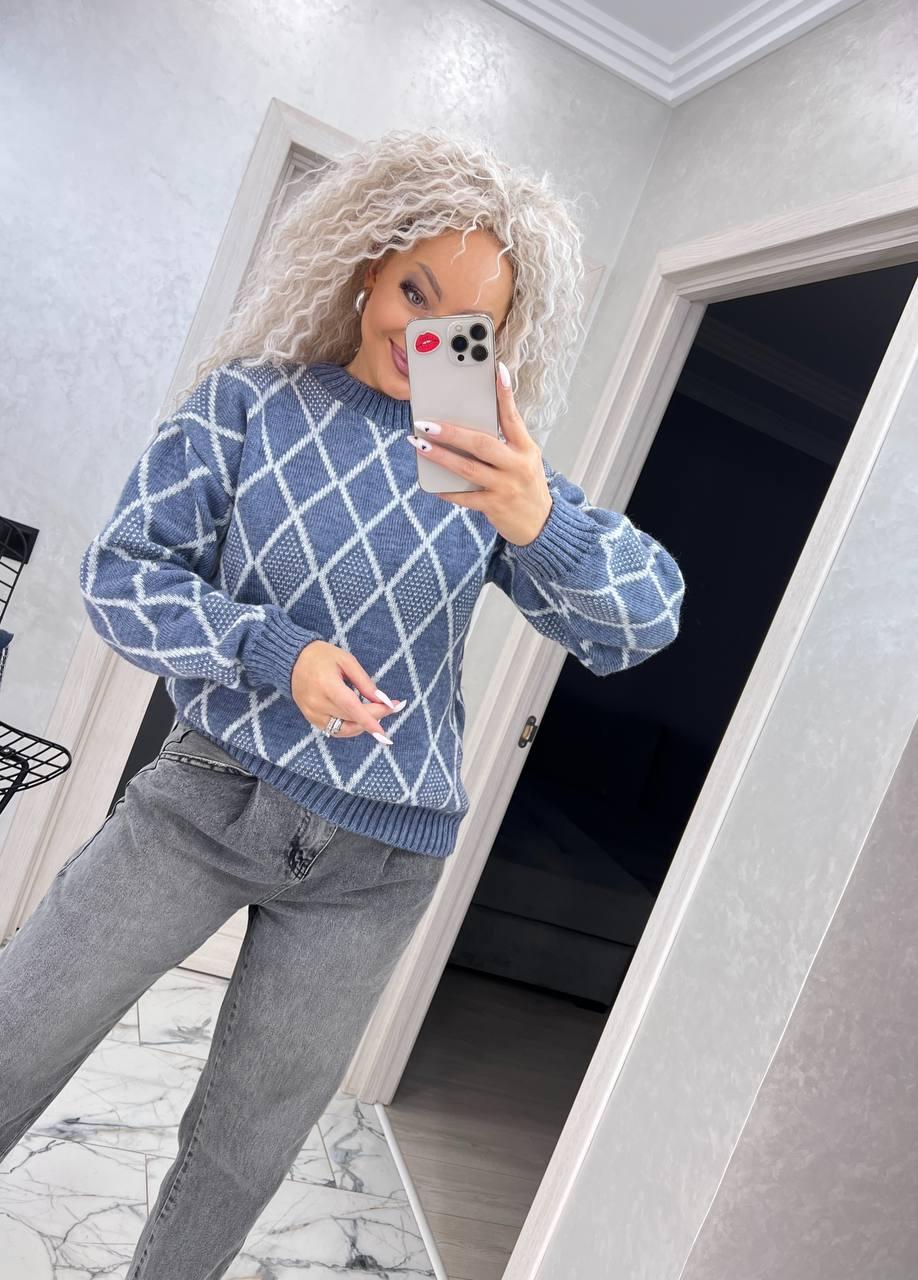 Теплий жіночий в'язаний светр із візерунком ромб