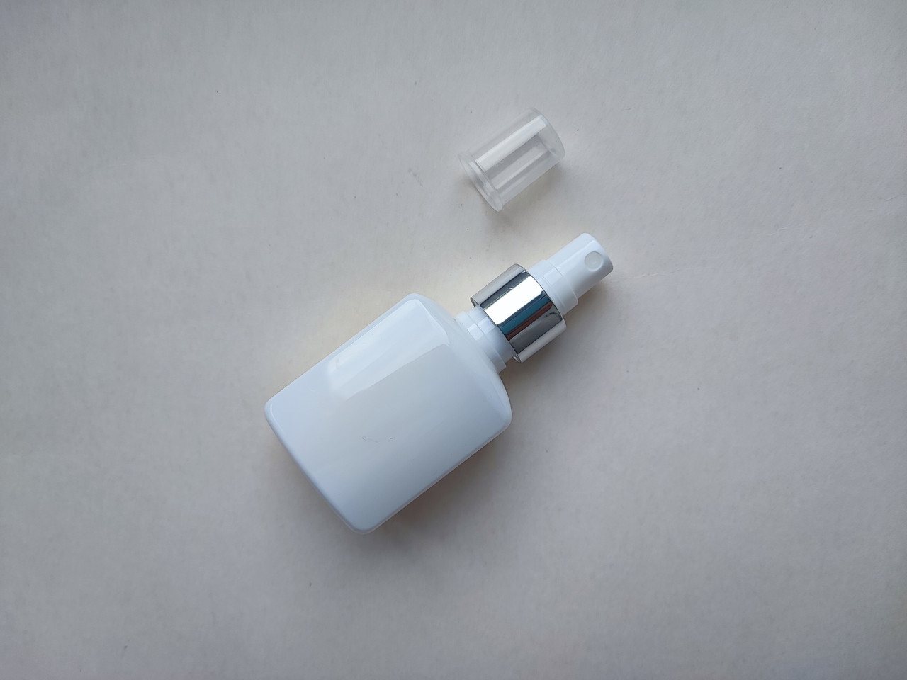 50 - 55 мл флакон Квадрат ПЕТ білий з сріблястим розпилювачем, спреєм 20/410 пляшка тара спрейчик, атомайзер