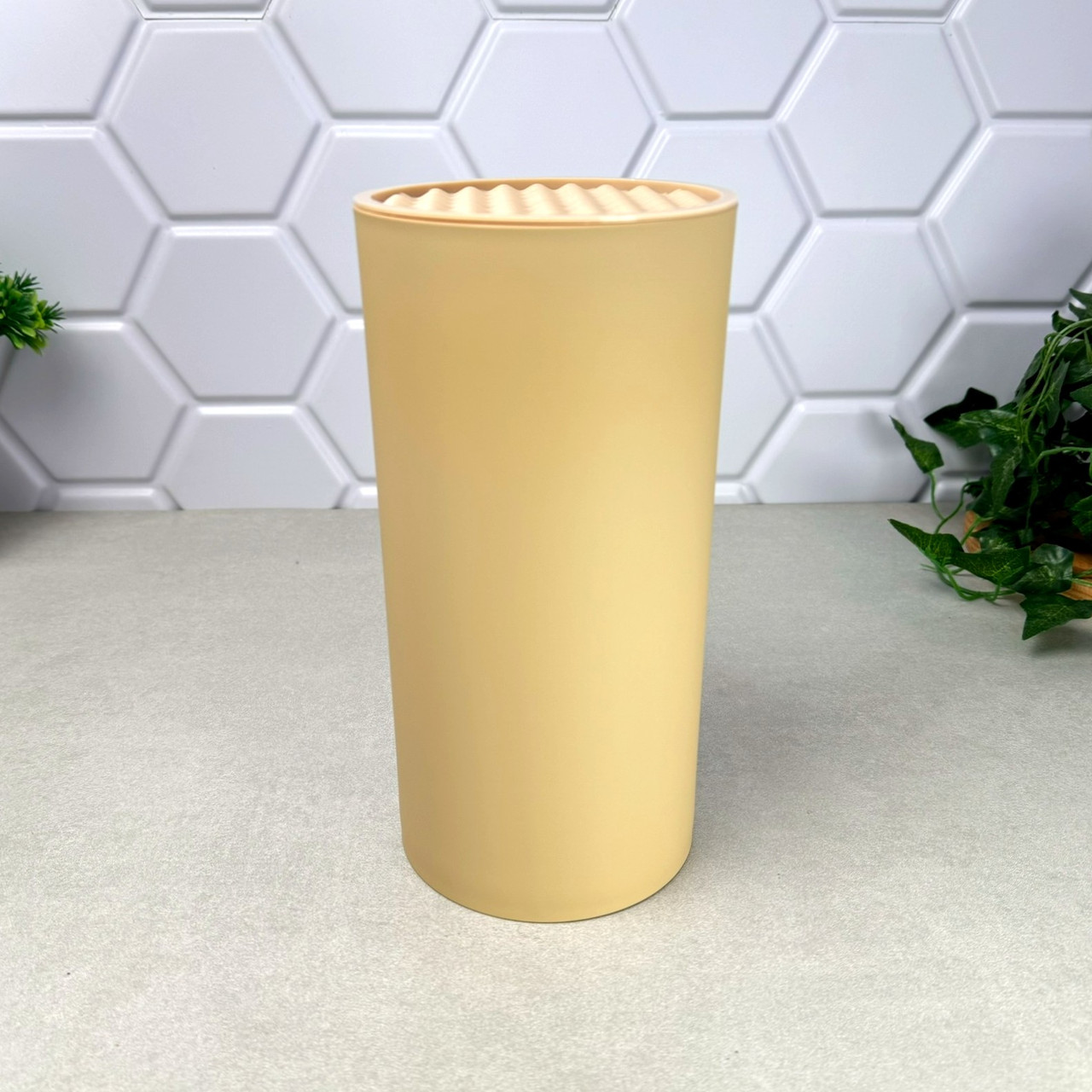 Кругла бежева колода для ножів Бета