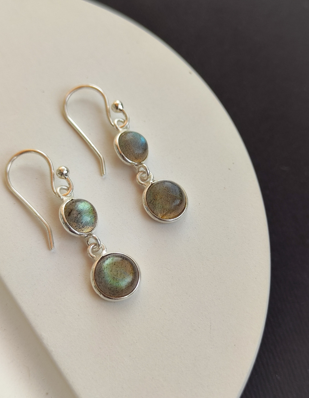 Сережки з натуральним лабрадором коло. Кульчики мініатюрні лабрадор в сріблі. Індія., фото 1