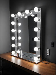 Настінне дзеркало для візажу з лампами