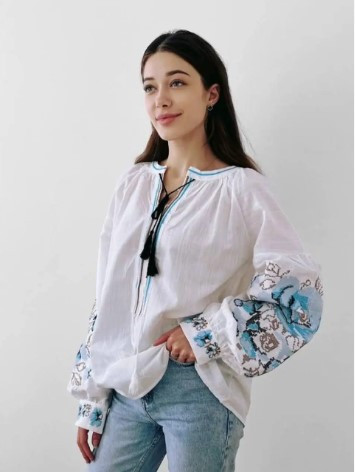 Біла вишита ніжна блузка вишиванка з квітковою вишивкою розмір L.
