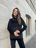 Чорний жіночий утеплений костюм у спортивному стилі з двостороннього велюру, фото 3