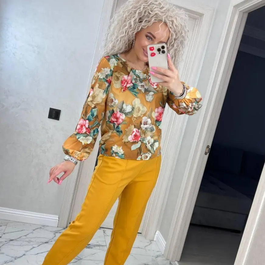 Зручний брючний костюм жіночий гірчиця в квіти осінній костюм із блузою прогулянковий костюм двійка батальний, фото 1