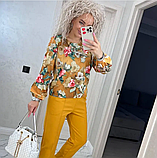 Зручний брючний костюм жіночий гірчиця в квіти осінній костюм із блузою прогулянковий костюм двійка батальний, фото 2