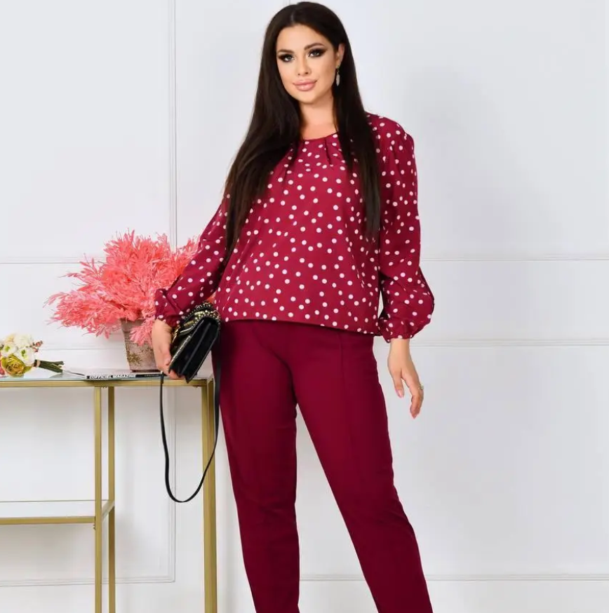 Стильний брючний костюм жіночий бордовий у горох осінній костюм із блузою прогулянковий костюм двійка батальний, фото 1
