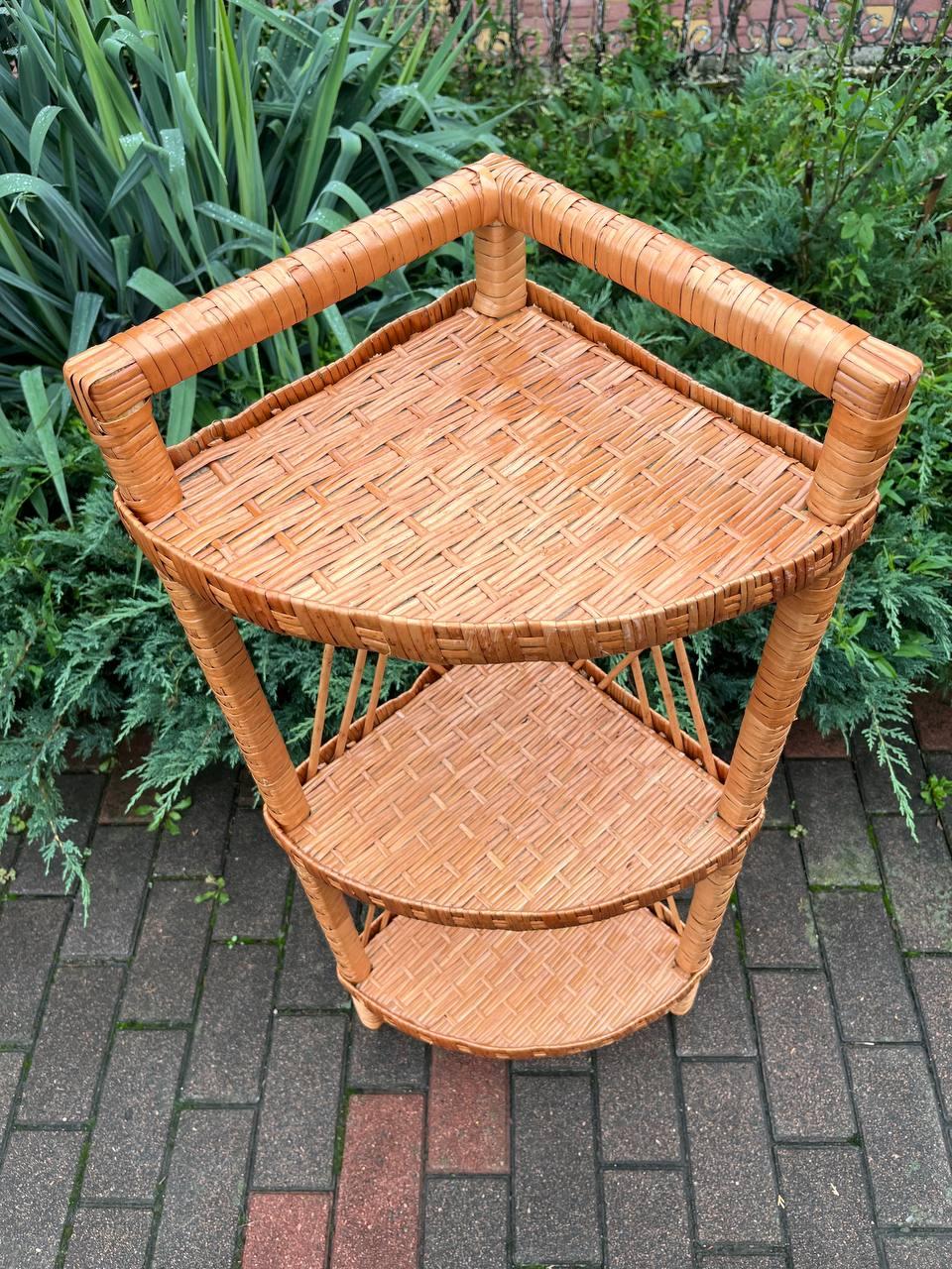 Етажерки плетені з лози