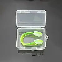 Затискач для носа для плавання.