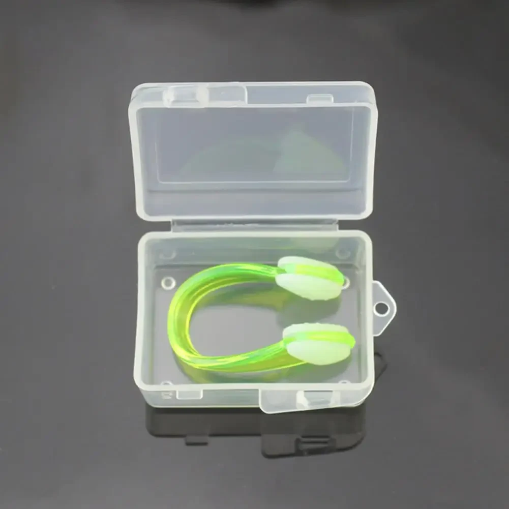 Затискач для носа для плавання.