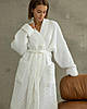 Бавовняний білий жіночий натуральний вафельний якісний халат для лазні середньої довжини з кишенями на запах, фото 2