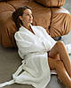 Бавовняний білий жіночий натуральний вафельний якісний халат для лазні середньої довжини з кишенями на запах, фото 3