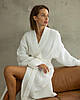 Бавовняний білий жіночий натуральний вафельний якісний халат для лазні середньої довжини з кишенями на запах, фото 5