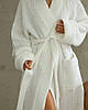Бавовняний білий жіночий натуральний вафельний якісний халат для лазні середньої довжини з кишенями на запах, фото 6