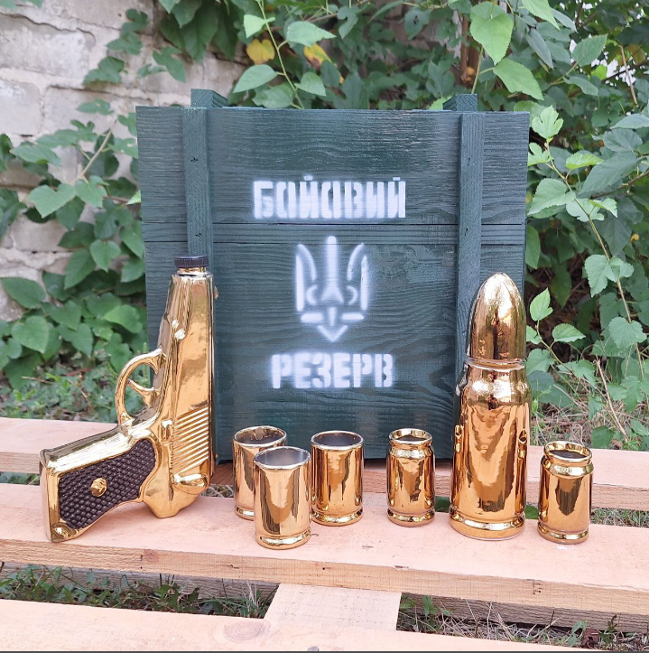 Подарунковий набір Золотий Пістолет і Куля пляшка з чарками для спиртного у дерев'яному ящику