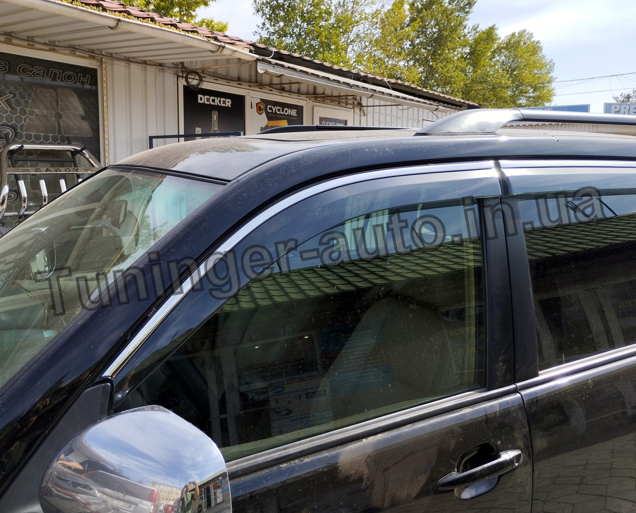 Дефлектори вікон (вітровики) з хромом молдингом Toyota Prado 120 2002-2009 (Uncle)