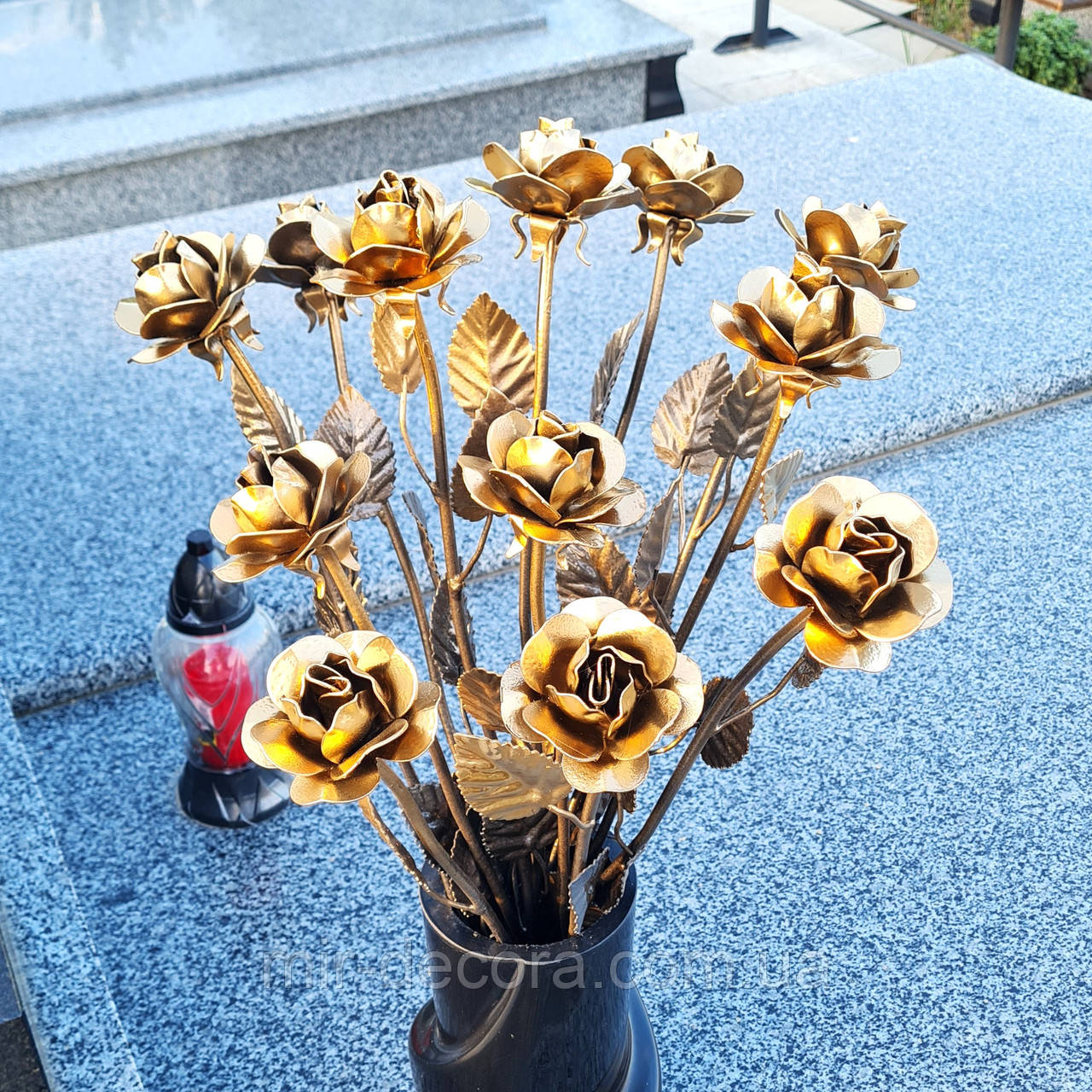 Великий букет троянд из 12 шт. на цвинтарі, букет кольорових троянд на цвинтарі, декорацій та ін.