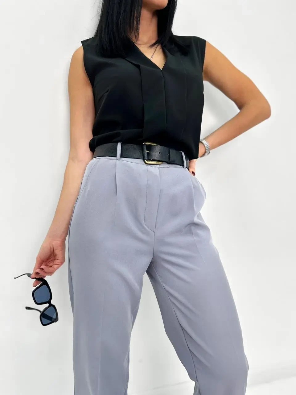 Демісезонні тонкі укорочені жіночі штани сірого кольору з кишенями, фото 1