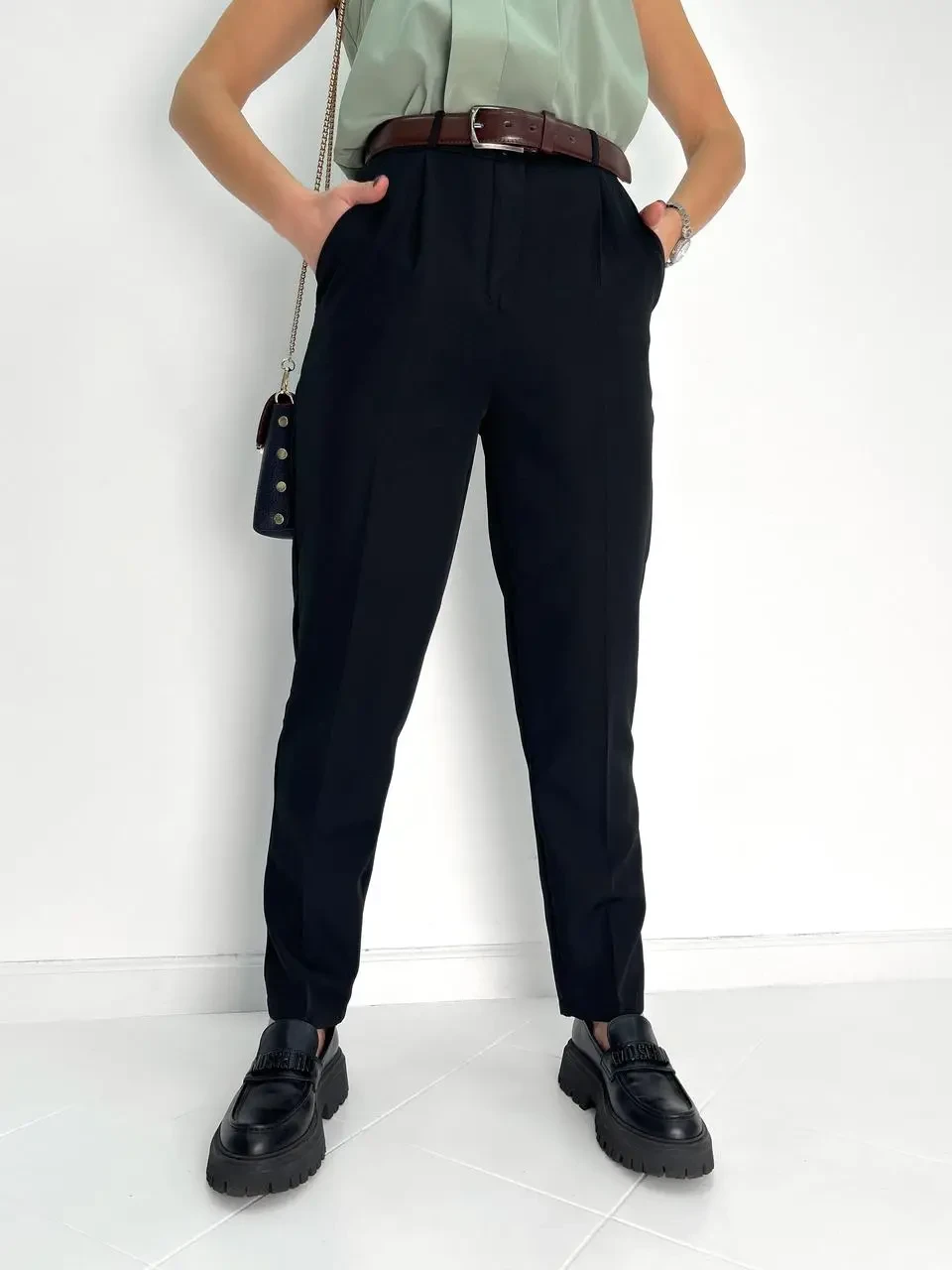 Укорочені класичні штани із костюмної тканини чорного кольору, фото 1