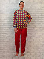 Женская теплая пижама оптом вельсофт кофта с длинным рукавом штаны без манжета красная с желтым клетка р.46