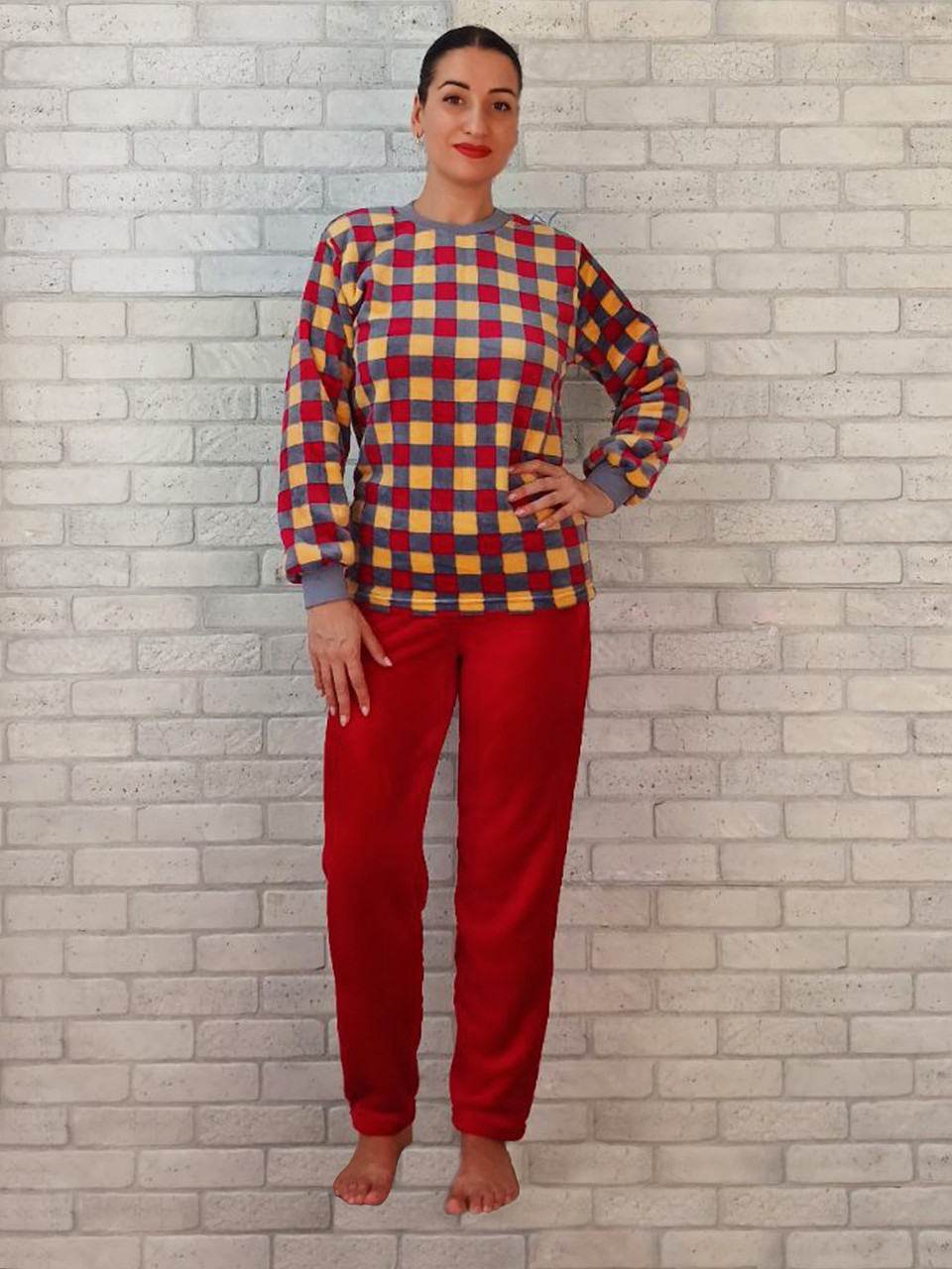 Женская теплая пижама оптом вельсофт кофта с длинным рукавом штаны без манжета красная с желтым клетка р.46 - фото 1 - id-p2350994672