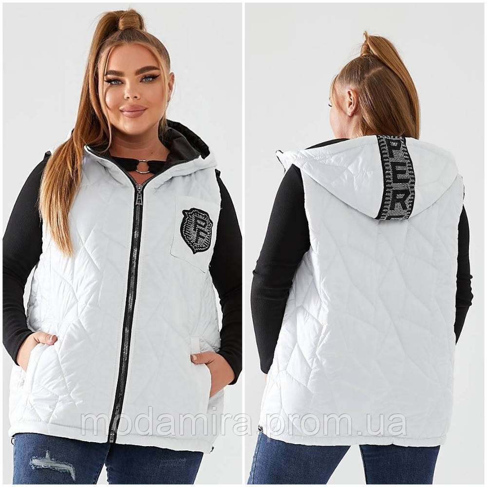 Женская безрукавка , с плащевки, со стразами. Демисезонная женская жилетка с капюшоном р-48-58 белая жилетка - фото 1 - id-p2351187574