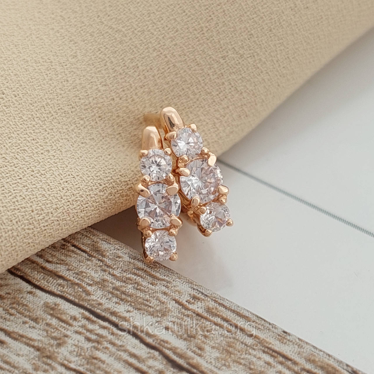 Сережки золоті з трьома круглими білими фіанітами різного розміру 1.85