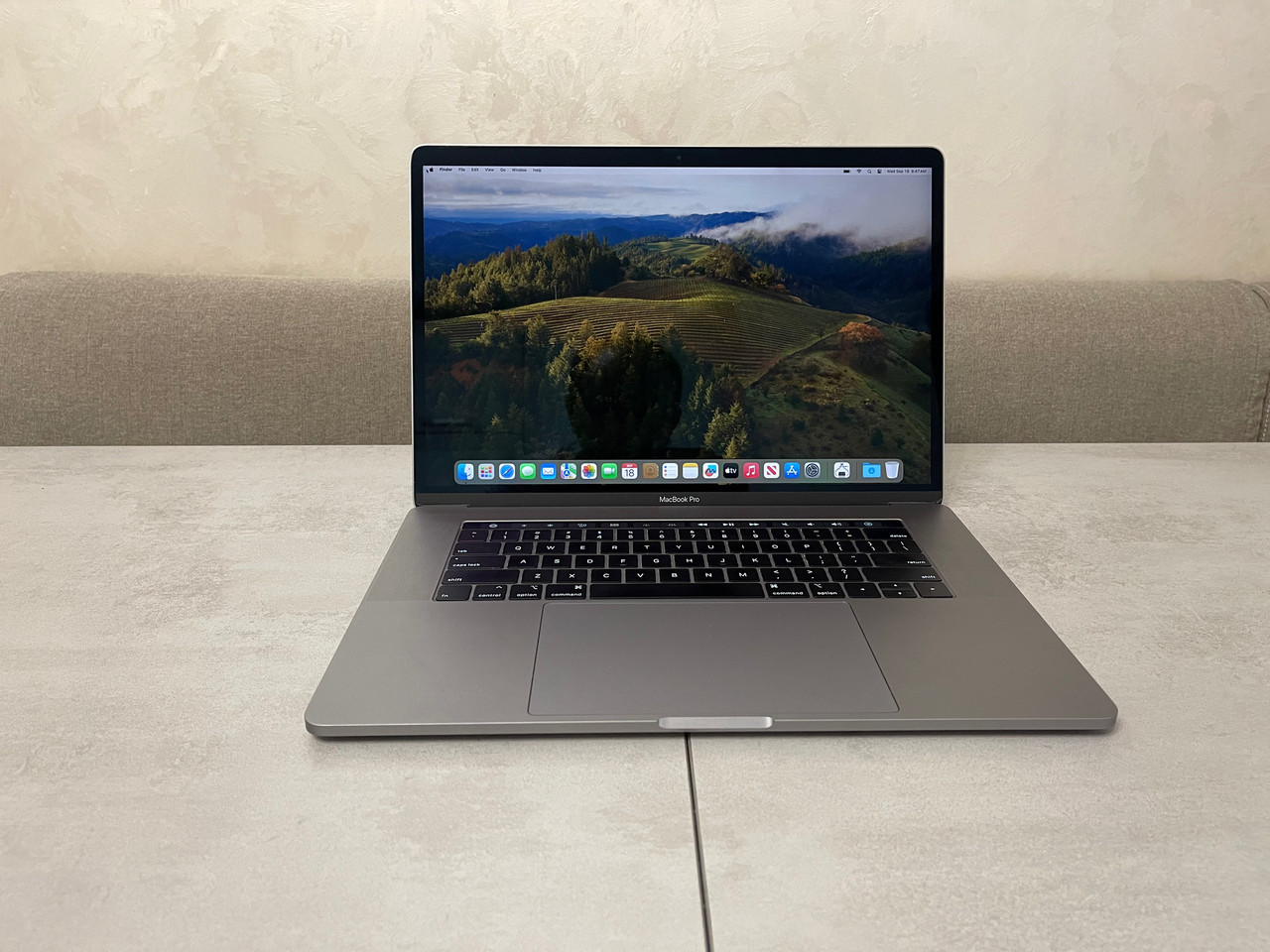 Ноутбук Apple MacBook Pro 15 A1990 2018, i7-8750H, 16GB, 256GB, Radeon Pro 555X 4GB