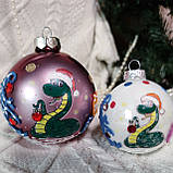 Новорічна ялинкова іграшка зі скла, символ року 85 мм "Змій з подарунками", фото 2