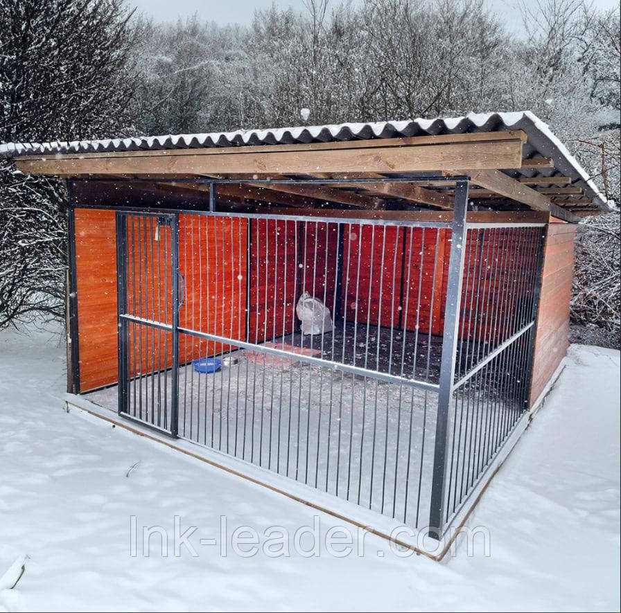 Металевий Вольєр з профільної труби 3 на 3 м. (наполовину закритий вагонкою с дахом ондулін)