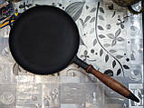 Сковорода чавунна (млинниця), класу Преміум, з дерев'яною ручкою, d=240мм, h=25мм, фото 4