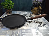 Сковорода чавунна (млинниця), класу Преміум, з дерев'яною ручкою, d=240мм, h=25мм, фото 5