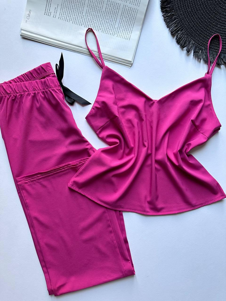 Яскравий комплект жіночий малинового кольору.