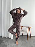 Кавовий теплий домашній жіночий костюм-піжама з двосторонньої махри з капюшоном і вушками, фото 2