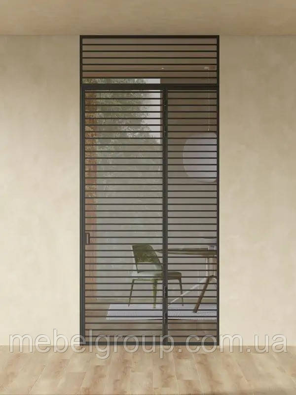 Однодверна перегородка з горизонтальними смужками, стулкою та фрамугою